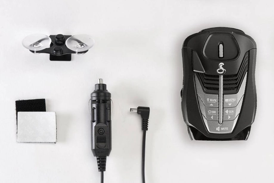 Cobra RAD 480i with accompanying accessories
