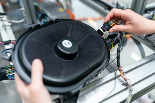 loudspeaker being connected with wires